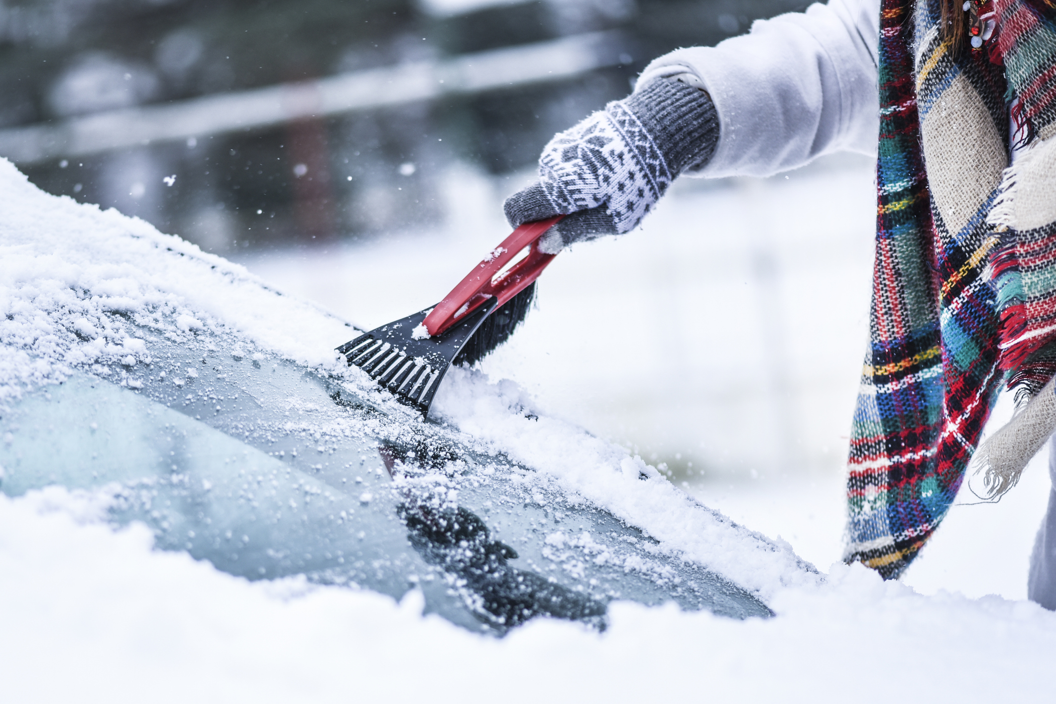 ᐅ Wie Schnee vom Auto entfernen? Die besten Tipps & Hilfsmittel