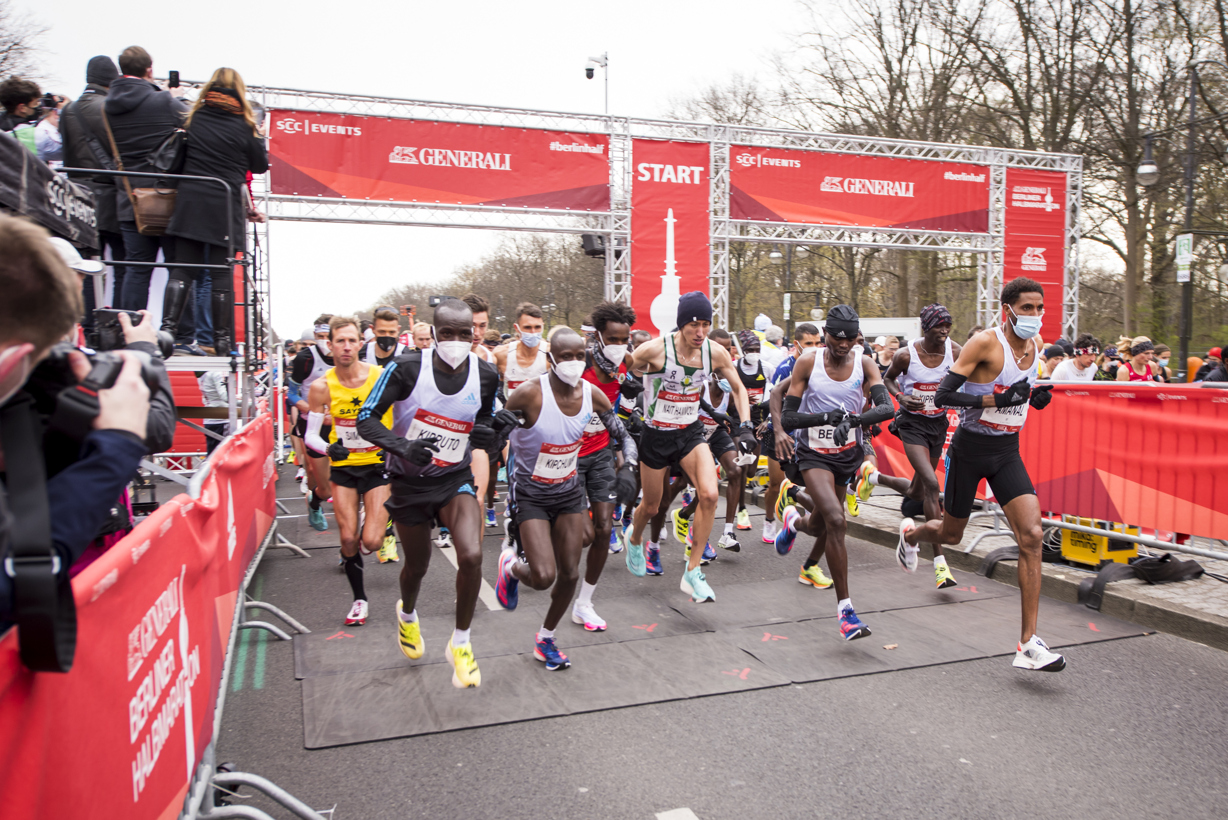 Läufer am Start des Generali Berlin Halbmarathons 2022