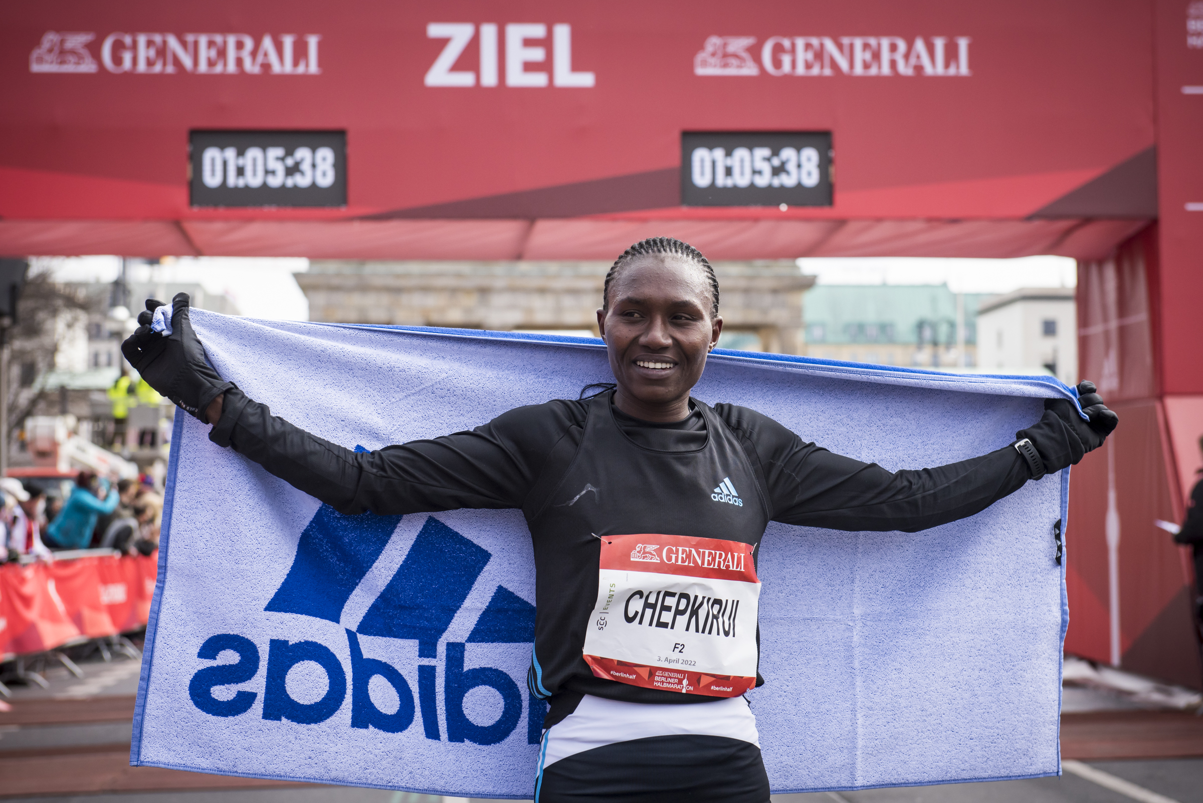 Jubelnder Finisher beim Generali Berliner Halbmarathon