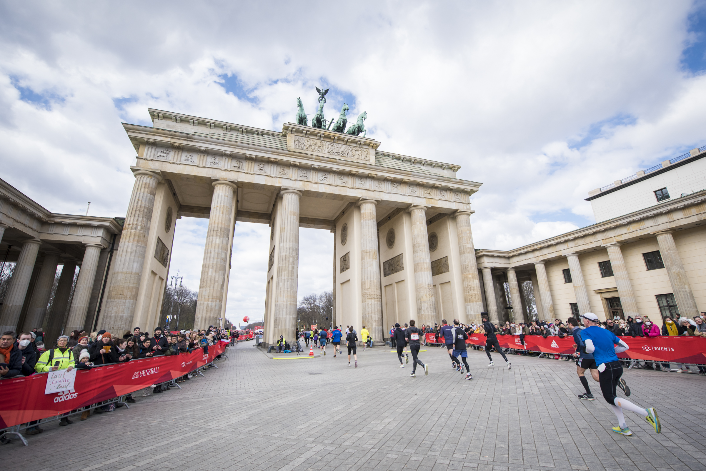Läufer beim Generali Berlin Halbmarathon 2022 vor dem Brandenburger Tor