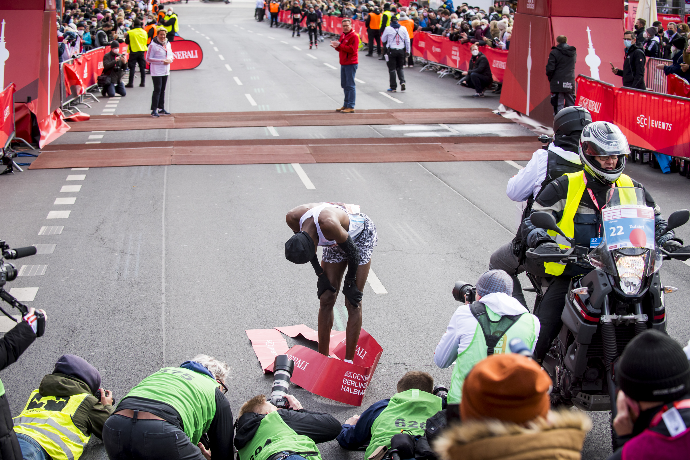 Erschöpfter Finisher beim Generali Berlin Halbmarathon 2022 