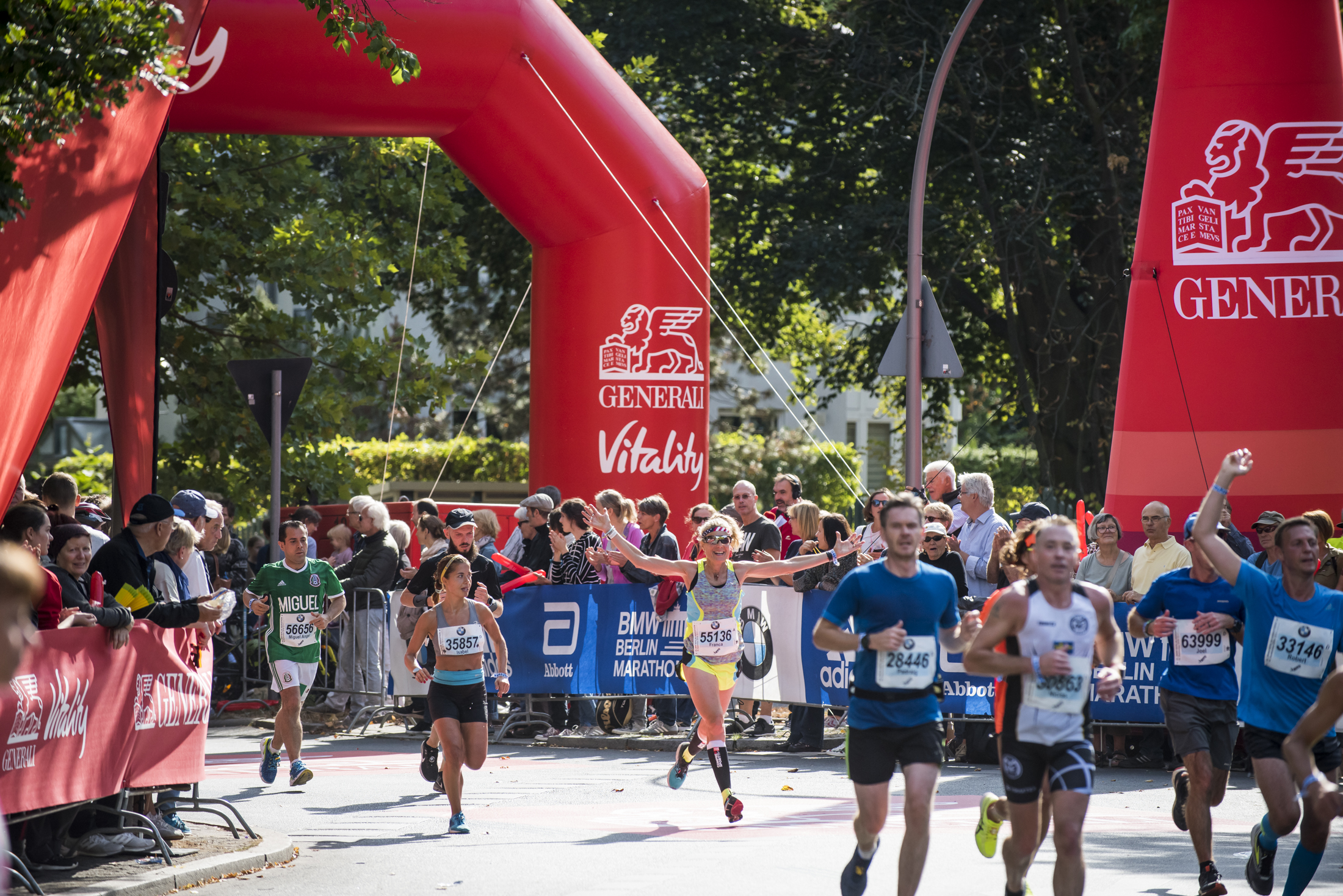 Euphorische Läufer beim BMW Berlin Marathon 2021