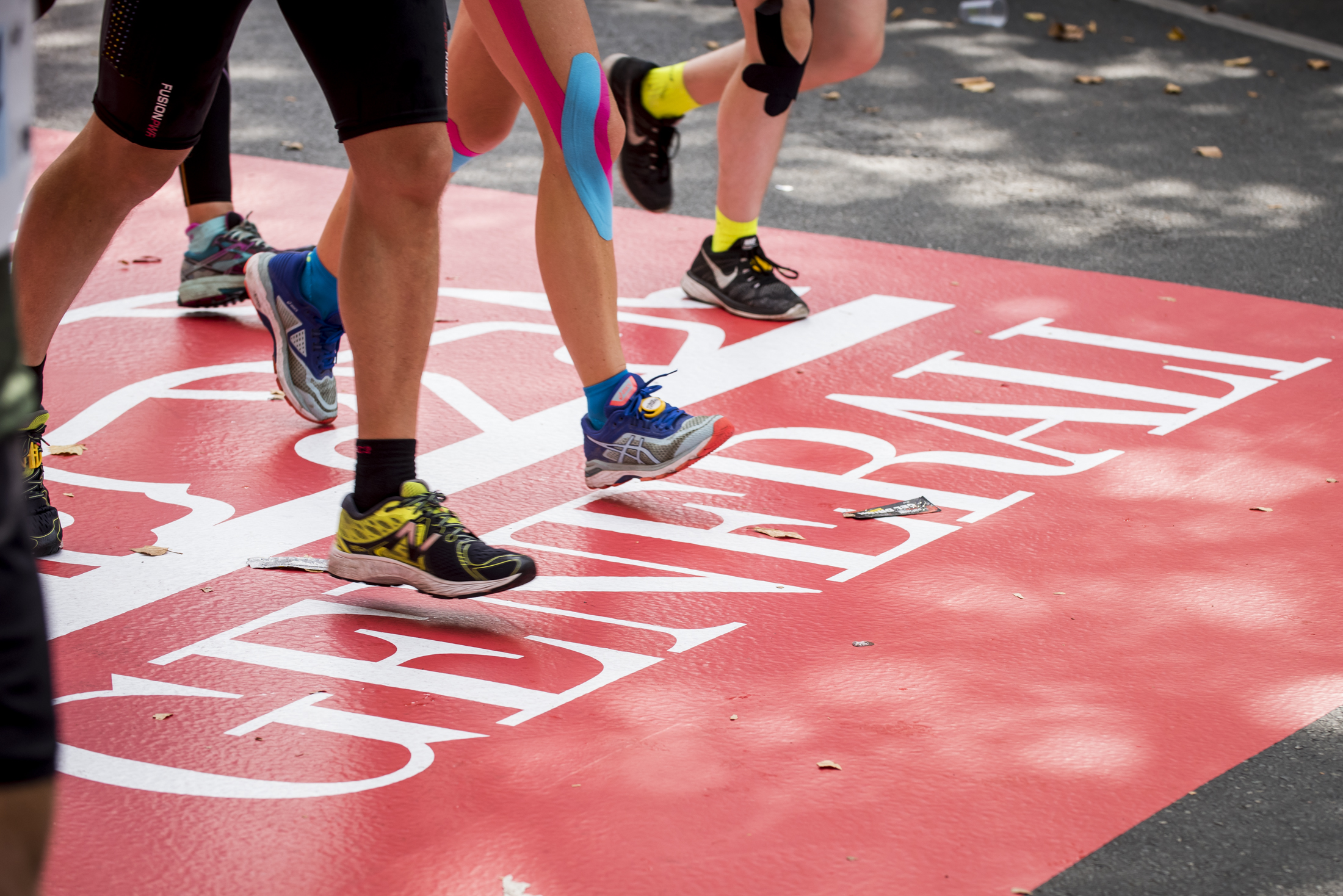 Läufer beim Überschreiten der Ziellinie beim BMW Berlin Marathon 2021