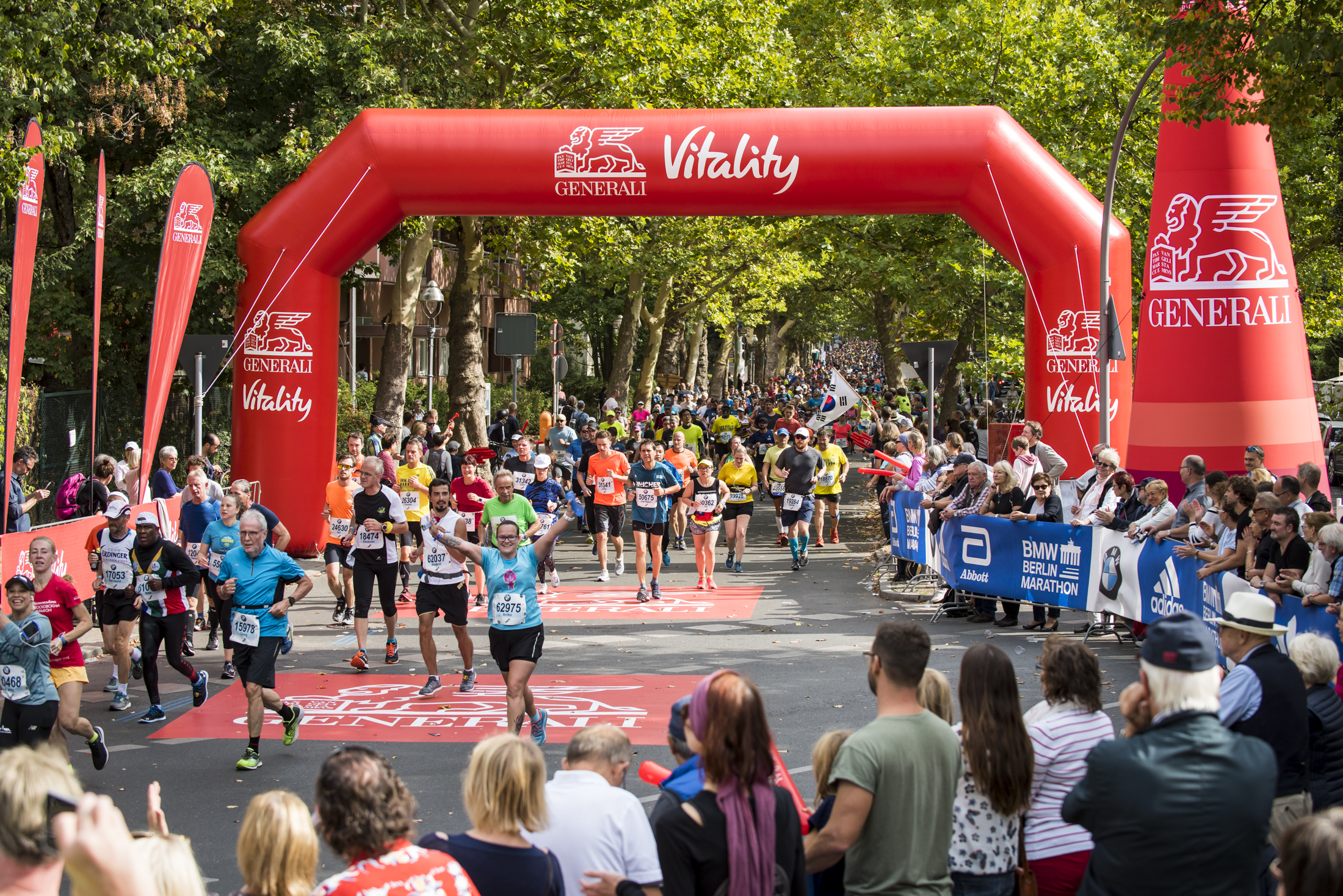 Jubelnde Finisher beim BMW Berlin Marathon 2021