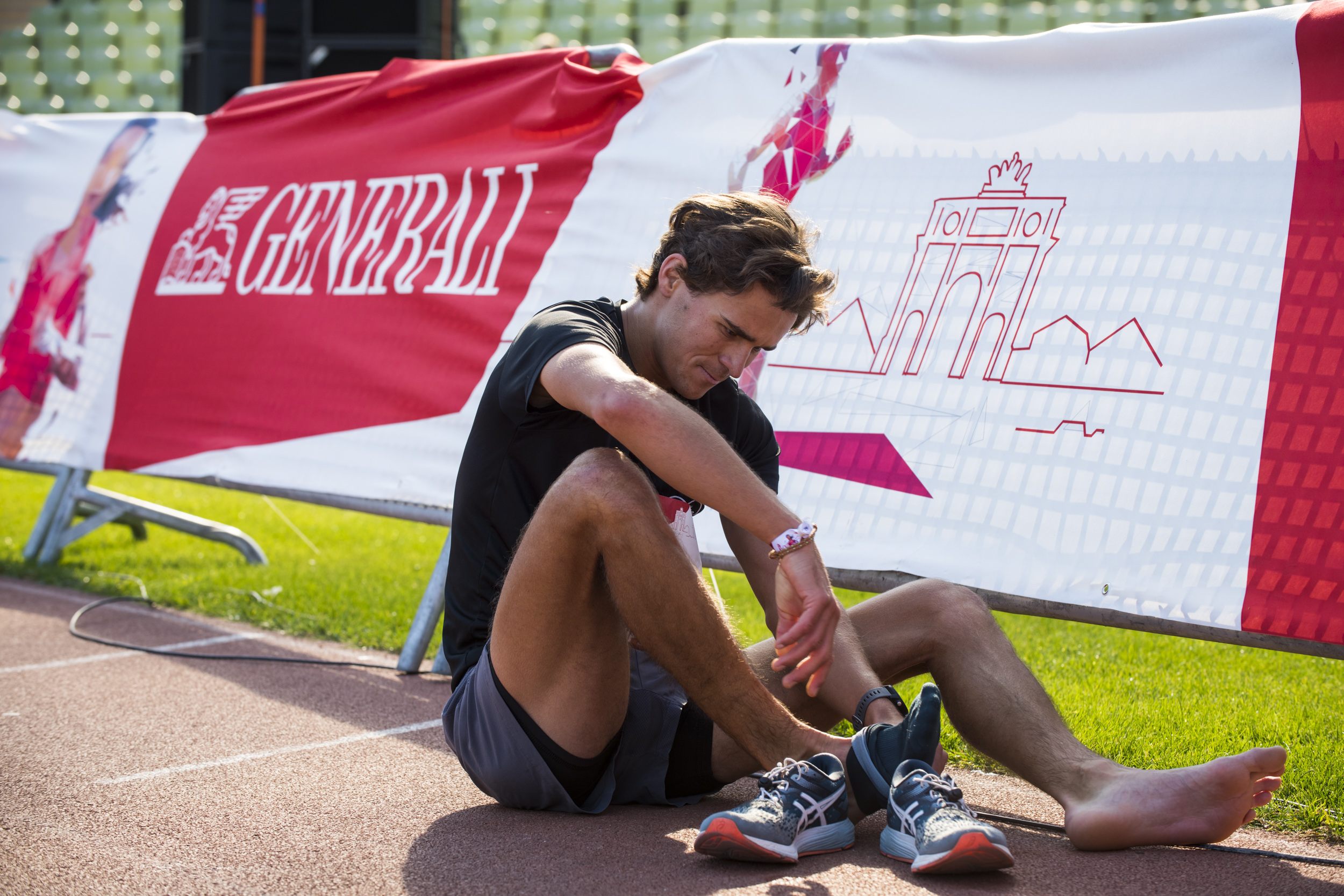 Ein Teilnehmer am Generali München Marathon 2021 hat die Schuhe au