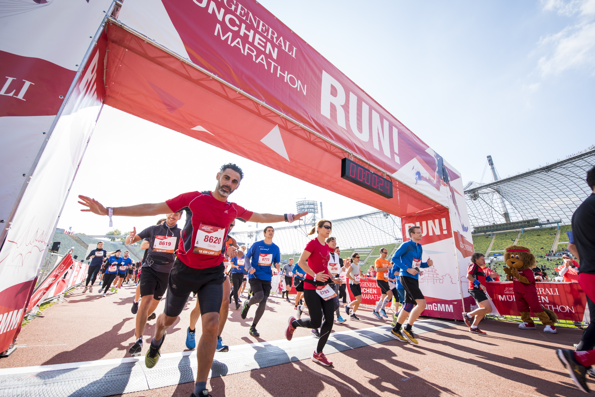 Jubelnde Finisher beim Generali München Marathon 2021