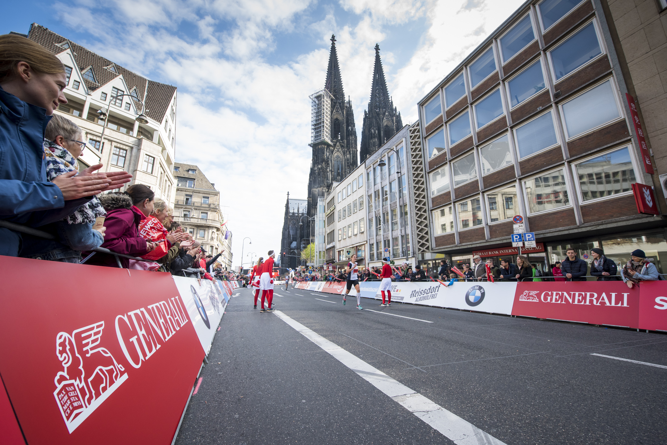 Begeisterte Zuschauer an der Strecke des Generali Köln Marathon