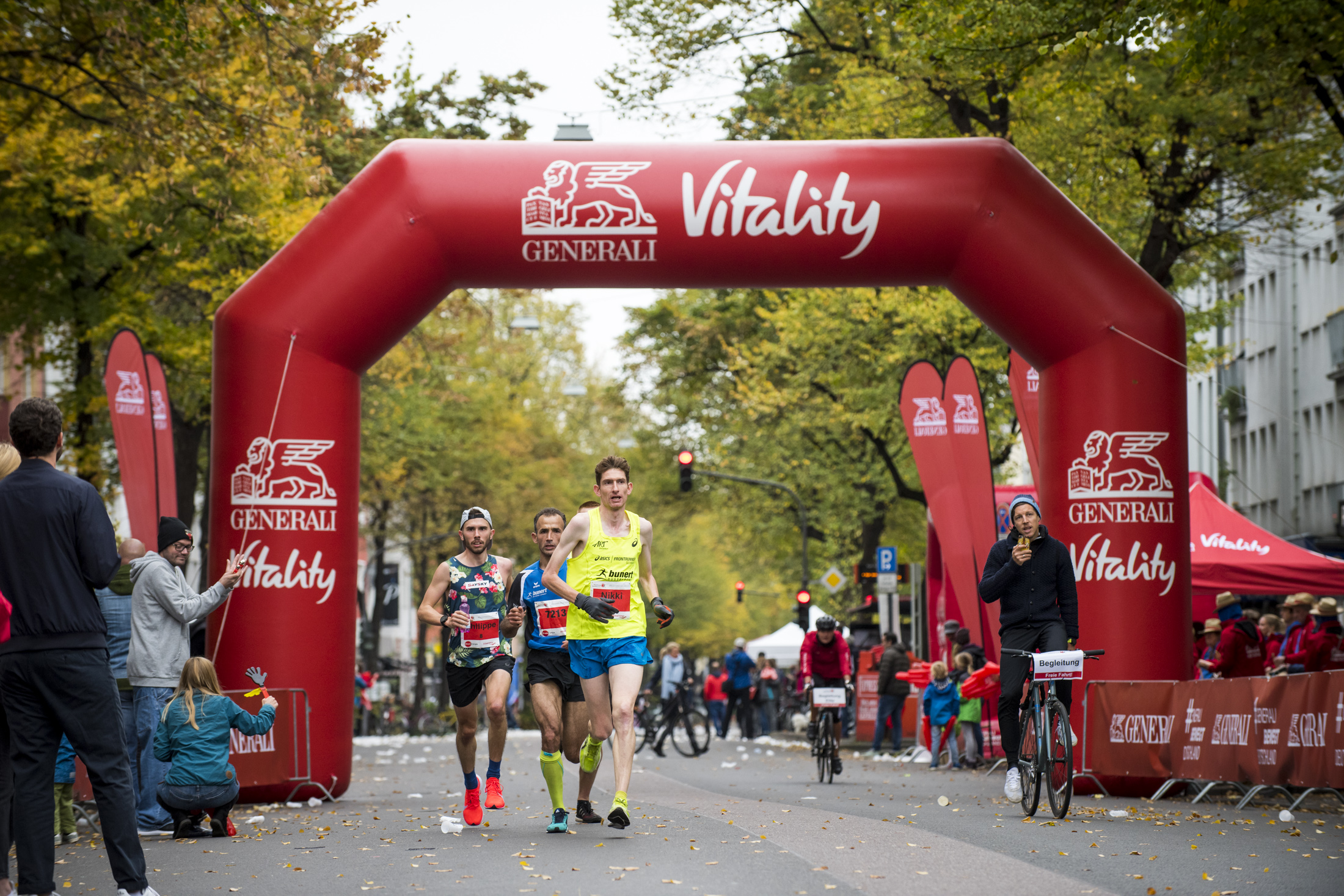 Läufer auf der Strecke des Generali Köln Marathon