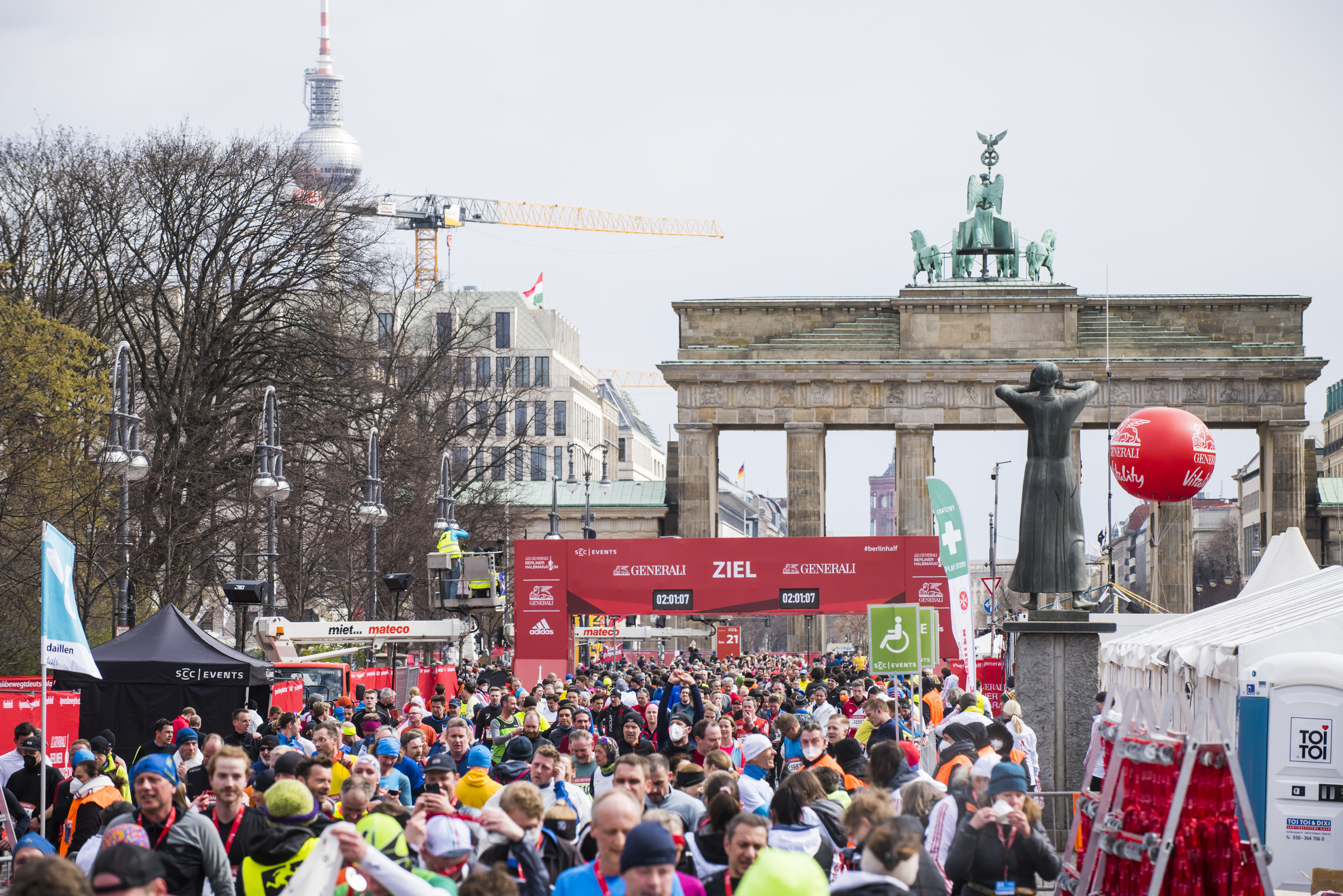 Teilnehmer des Generali Berlin Halbmarathon 2022 laufen durch Berlin