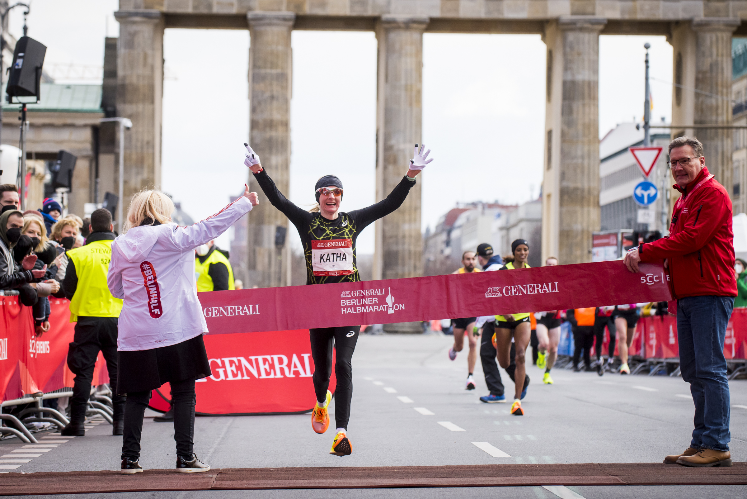 Jubelnder Finisher beimn Generali Berlin Halbmarathon 2022