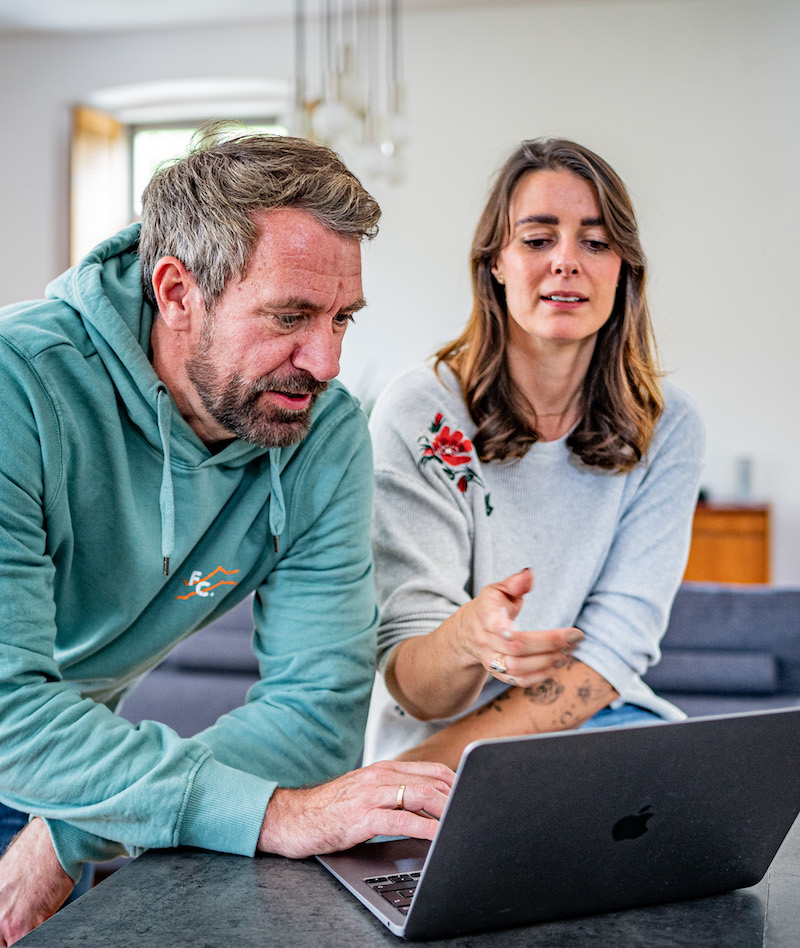 Mann und Frau diskutieren vor dem Rechner