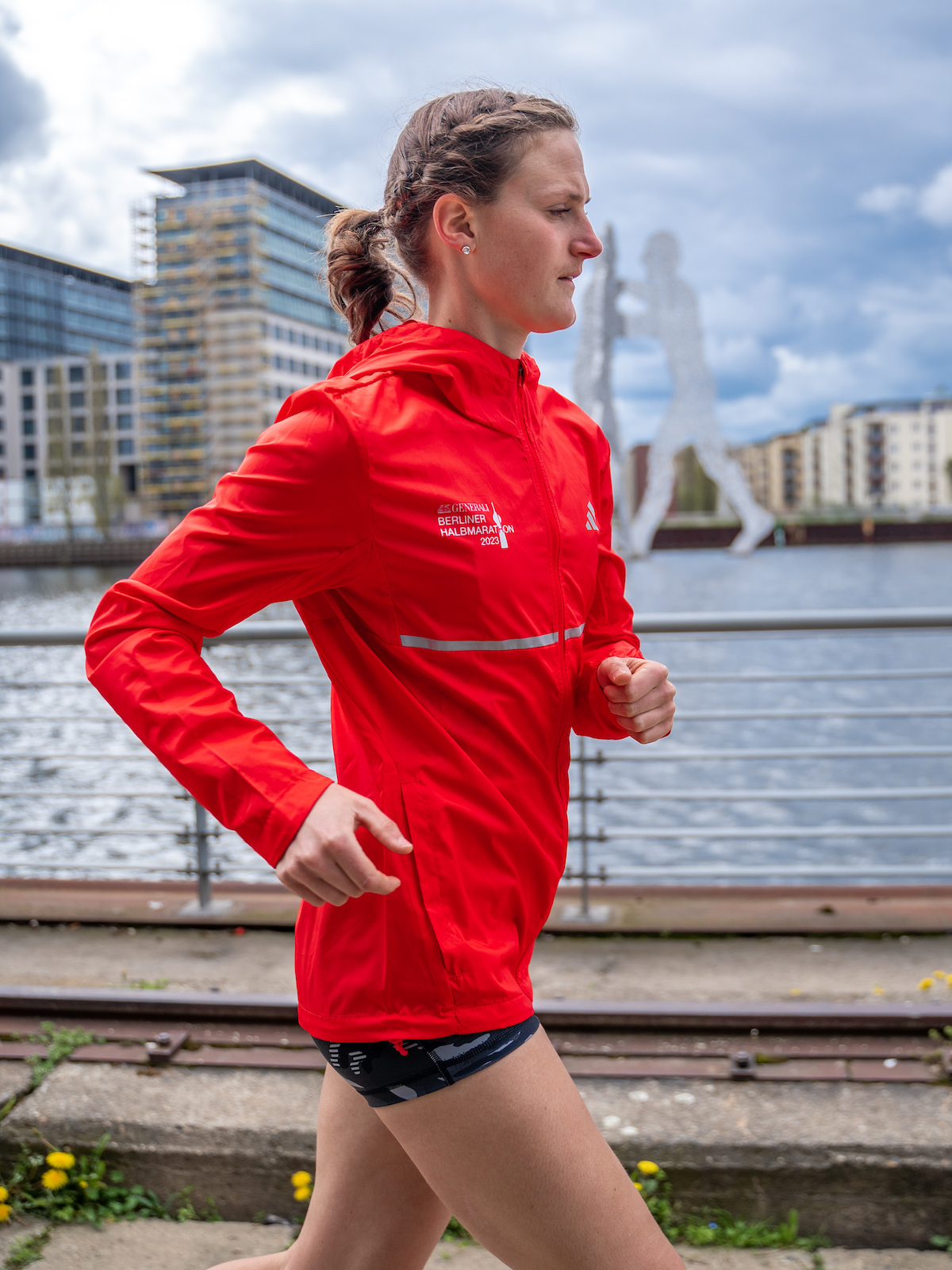 Marathonläuferin Debbie Schöneborn trainiert am Spreeufer