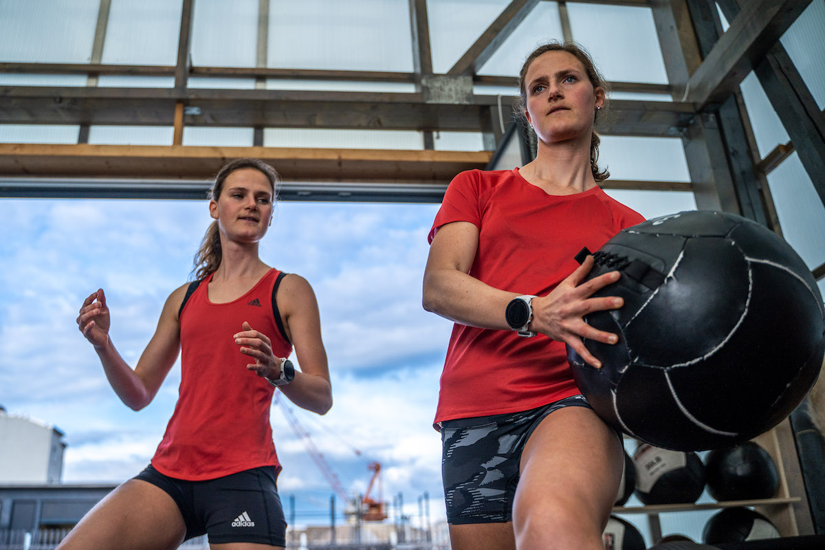 Marathonläuferin Debbie Schöneborn trainiert mit dem Medizinball