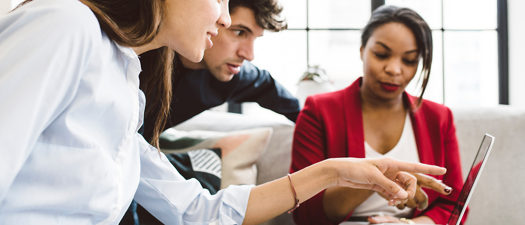 Duale Studenten der Generali arbeiten gemeinsam im Büro