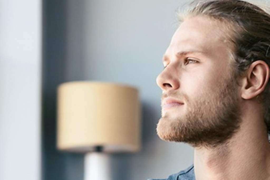 Krankentagegeld für Gewerbetreibender: Gewerbetreibender Mann am Fenster