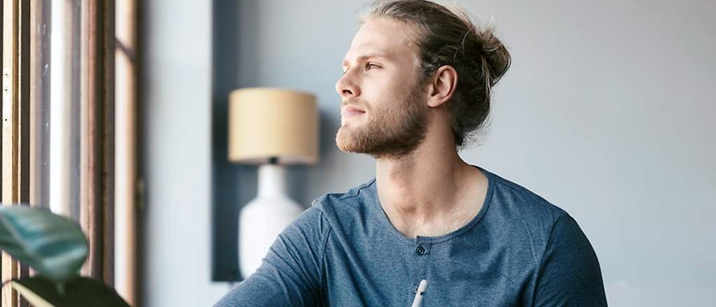 Krankentagegeld für Gewerbetreibender: Gewerbetreibender Mann am Fenster
