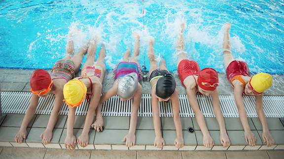 Schwimmen lernen für Sommerspaß im kühlen Nass