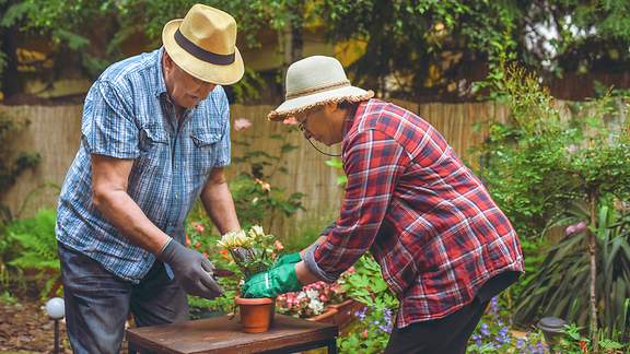 Mann und Frau bei Gartenarbeit