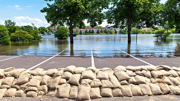 Sandsäcke als Schutz gegen steigendes Wasser