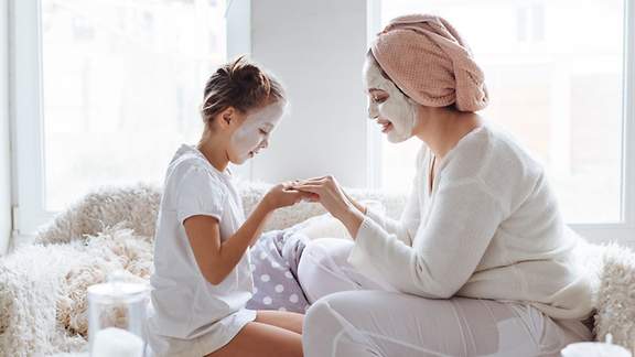 Eine Mutter und ihre Tochter genießen einen Wellness-Tag zu Hause
