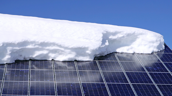 Gefrorener Schnee auf einer Photovoltaikanlage