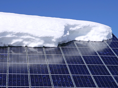 Gefrorener Schnee auf einer Photovoltaikanlage