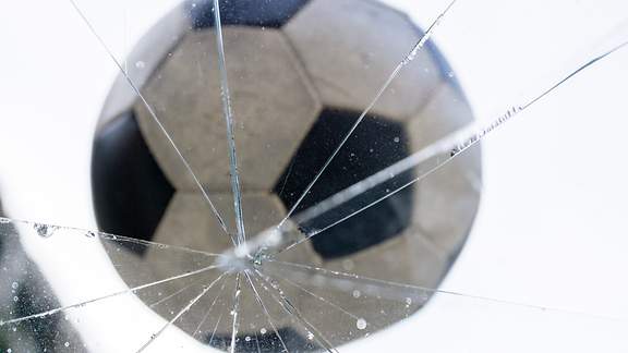 Ein Fußball hat eine Glasscheibe zerstört