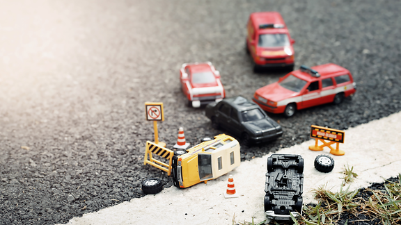 Autounfall, dargestellt mit Spielzeugautos