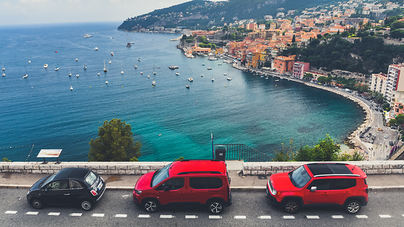 Autos auf einer Straße mit Sicht auf das Meer