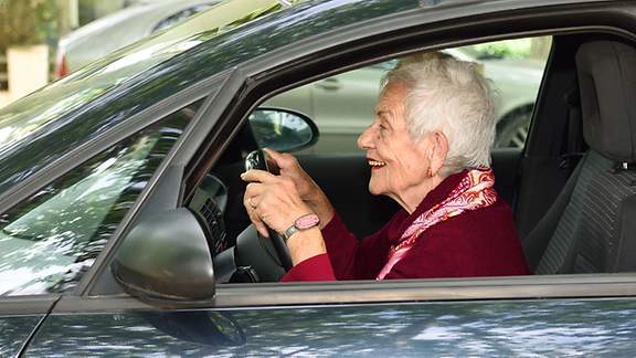 Seniorin bei der Autofahrt