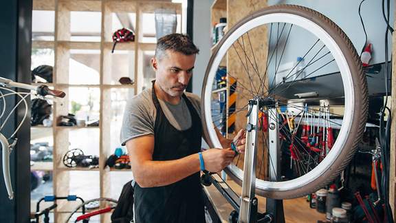 Fahrradmechaniker in einer Werkstatt