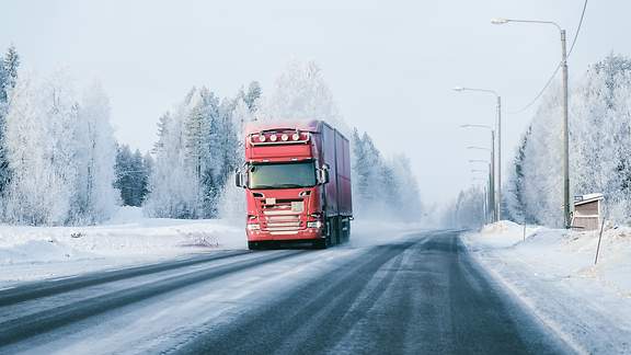 Lkw im Winter auf eisiger Straße