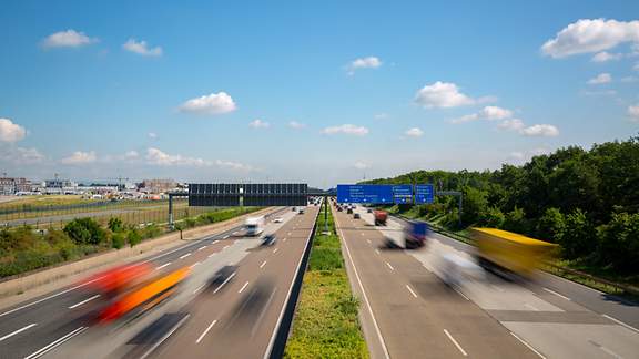 Deutsche Autobahn mit unscharfen LKW 