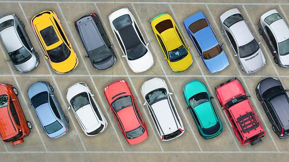 Autos auf einem Parkplatz in der Vogelperpektive