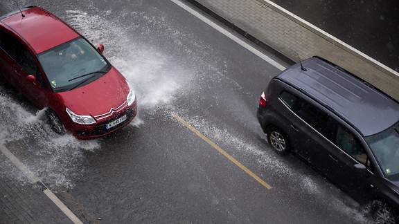 Autosfahren auf einer regennassen Straße.