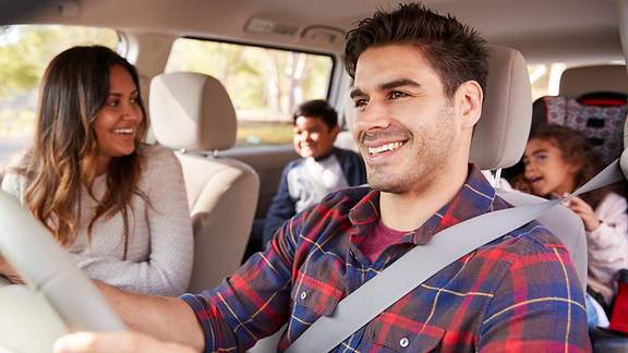 Familie mit Kindern im Auto