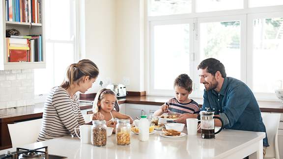 Familie am Frühstückstisch