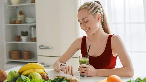 Eine Frau trinkt einen Smoothie