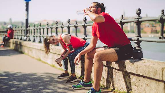 Sportler-Paar macht eine Trinkpause