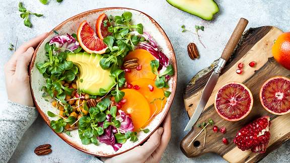 Eine Bowl mit veganen Köstlichkeiten in der Draufsicht