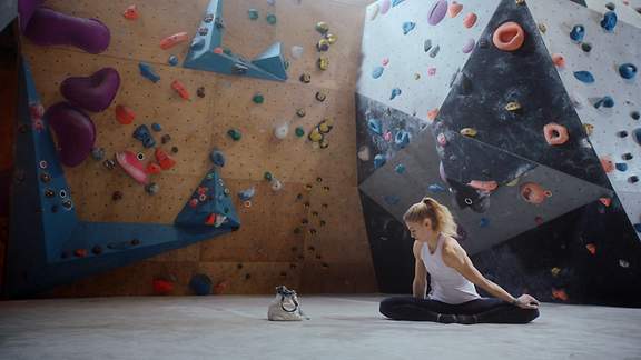 Anne Bestvater dehnt sich in der Kletterhalle