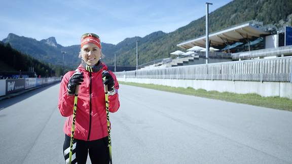 Eine Biathletin im Sommertraining