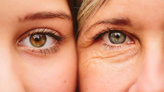 Nahaufnahme zweier Gesichter, das Gesicht einer Mutter und ihrer Tochter