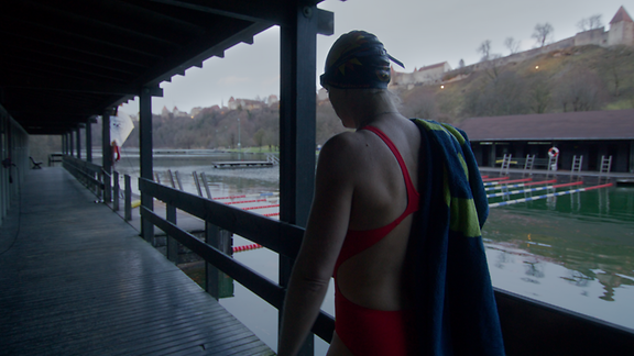 Eisschwimmerin Julia Wittig am Beckenrand