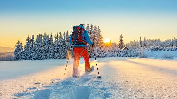 Schneeanderer im Gebirge