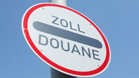Schild mit der Aufschrift “Zoll / Douane”