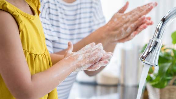 Tag der Handhygiene: Bis zu 150 Bakterienarten tummeln sich auf der Hand
