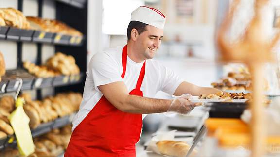 Mann arbeitet in einer Bäckerei an Feiertagen.