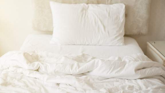 Zerwühltes Bett in einem Hotel