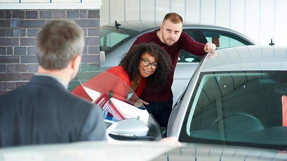 Junges Paar will ein Auto kaufen